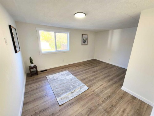 406 8 Avenue Se, High River, AB - Indoor Photo Showing Other Room