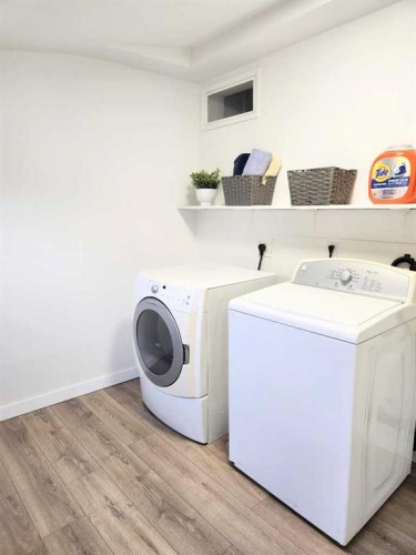 406 8 Avenue Se, High River, AB - Indoor Photo Showing Laundry Room