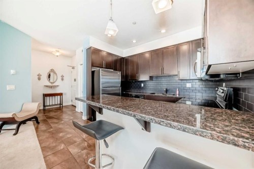 216-1005B Westmount Drive, Strathmore, AB - Indoor Photo Showing Kitchen With Upgraded Kitchen