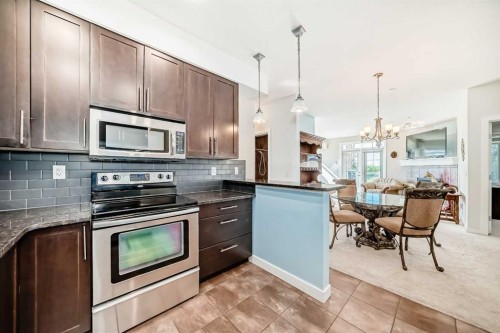 216-1005B Westmount Drive, Strathmore, AB - Indoor Photo Showing Kitchen With Upgraded Kitchen