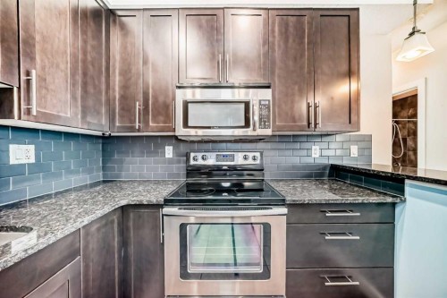 216-1005B Westmount Drive, Strathmore, AB - Indoor Photo Showing Kitchen With Upgraded Kitchen