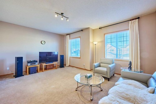 60 Edgeridge Close Nw, Calgary, AB - Indoor Photo Showing Living Room
