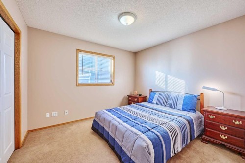 60 Edgeridge Close Nw, Calgary, AB - Indoor Photo Showing Bedroom
