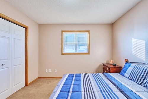 60 Edgeridge Close Nw, Calgary, AB - Indoor Photo Showing Bedroom
