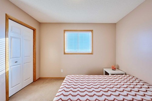 60 Edgeridge Close Nw, Calgary, AB - Indoor Photo Showing Bedroom
