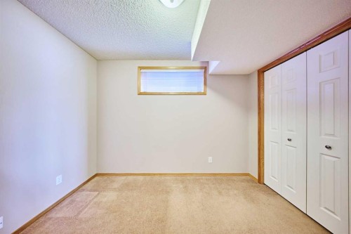 60 Edgeridge Close Nw, Calgary, AB - Indoor Photo Showing Other Room