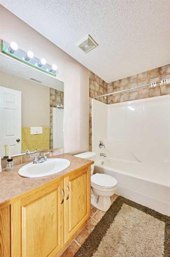 60 Edgeridge Close Nw, Calgary, AB - Indoor Photo Showing Bathroom