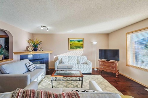 60 Edgeridge Close Nw, Calgary, AB - Indoor Photo Showing Living Room