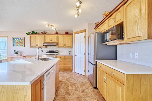 60 Edgeridge Close Nw, Calgary, AB - Indoor Photo Showing Kitchen