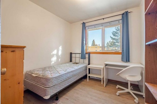 3152 Blakiston Drive Nw, Calgary, AB - Indoor Photo Showing Bedroom