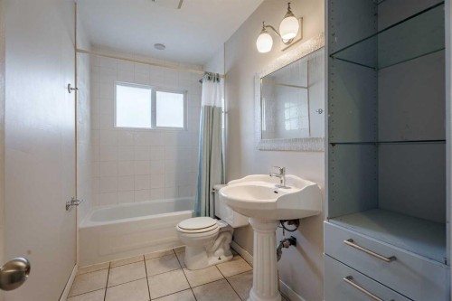 3152 Blakiston Drive Nw, Calgary, AB - Indoor Photo Showing Bathroom