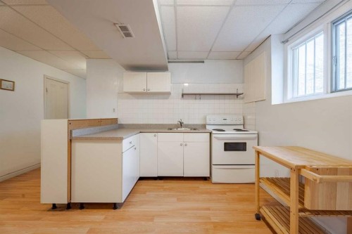 3152 Blakiston Drive Nw, Calgary, AB - Indoor Photo Showing Kitchen