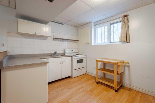 3152 Blakiston Drive Nw, Calgary, AB - Indoor Photo Showing Kitchen