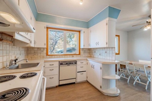 3152 Blakiston Drive Nw, Calgary, AB - Indoor Photo Showing Kitchen