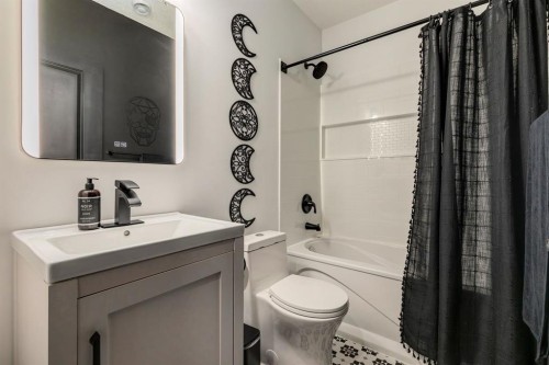 53 Seton Manor Se, Calgary, AB - Indoor Photo Showing Bathroom