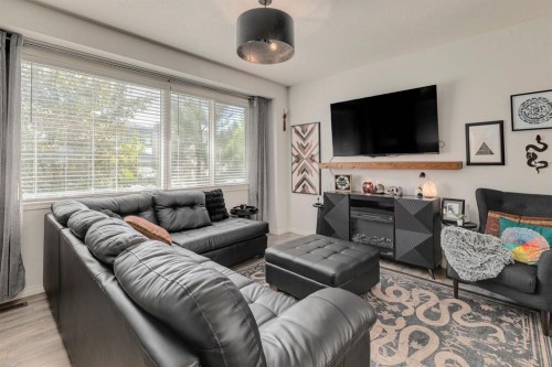 53 Seton Manor Se, Calgary, AB - Indoor Photo Showing Living Room