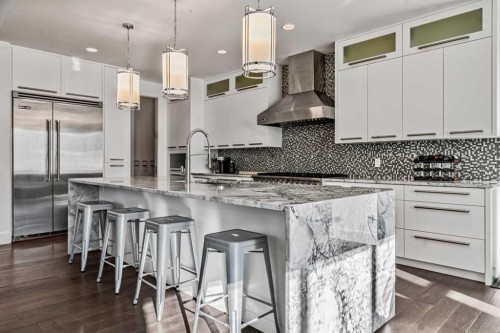 405 29 Avenue Ne, Calgary, AB - Indoor Photo Showing Kitchen With Upgraded Kitchen