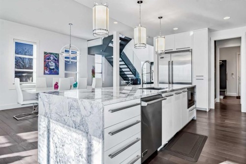 405 29 Avenue Ne, Calgary, AB - Indoor Photo Showing Kitchen With Upgraded Kitchen