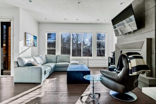 405 29 Avenue Ne, Calgary, AB - Indoor Photo Showing Living Room