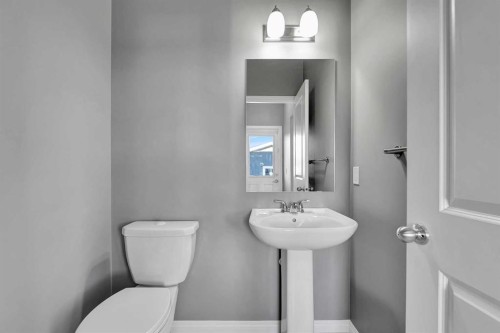 166 Marquis Heights Se, Calgary, AB - Indoor Photo Showing Bathroom