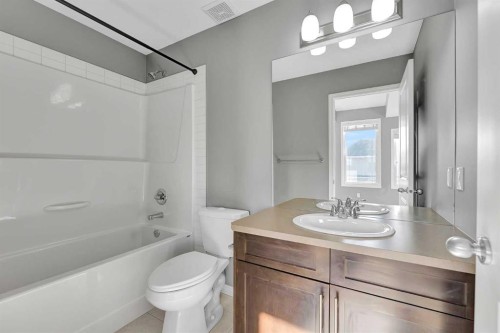 166 Marquis Heights Se, Calgary, AB - Indoor Photo Showing Bathroom
