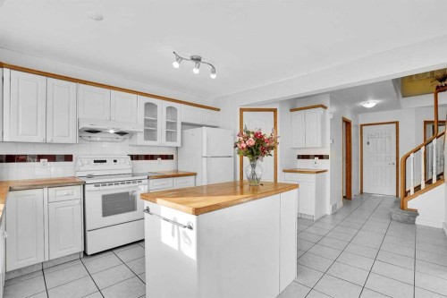 46 Somerset Close Sw, Calgary, AB - Indoor Photo Showing Kitchen