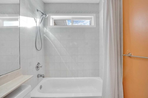 46 Somerset Close Sw, Calgary, AB - Indoor Photo Showing Bathroom