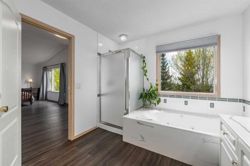 648 Scimitar Bay Nw, Calgary, AB - Indoor Photo Showing Bathroom
