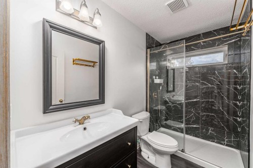648 Scimitar Bay Nw, Calgary, AB - Indoor Photo Showing Bathroom