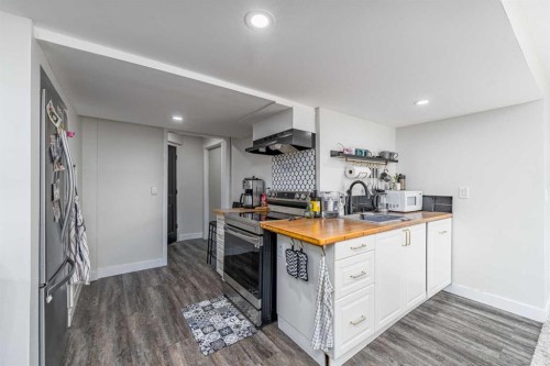 648 Scimitar Bay Nw, Calgary, AB - Indoor Photo Showing Kitchen