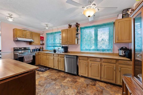 892 Abbotsford Drive Ne, Calgary, AB - Indoor Photo Showing Kitchen With Double Sink