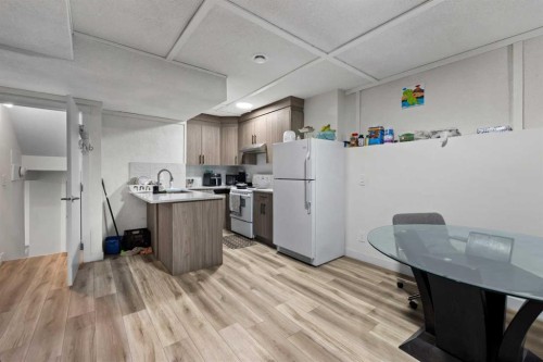 892 Abbotsford Drive Ne, Calgary, AB - Indoor Photo Showing Kitchen