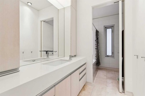 3033 1 Street Sw, Calgary, AB - Indoor Photo Showing Bathroom