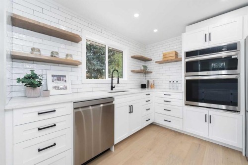 328 Cantrell Place Sw, Calgary, AB - Indoor Photo Showing Kitchen