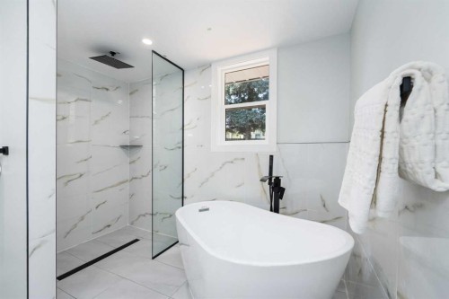 328 Cantrell Place Sw, Calgary, AB - Indoor Photo Showing Bathroom
