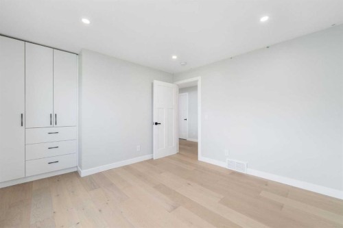328 Cantrell Place Sw, Calgary, AB - Indoor Photo Showing Other Room