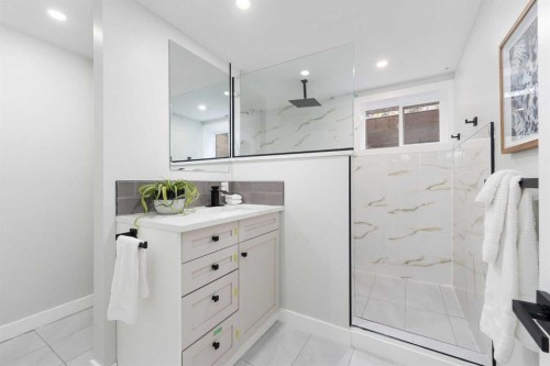 328 Cantrell Place Sw, Calgary, AB - Indoor Photo Showing Bathroom