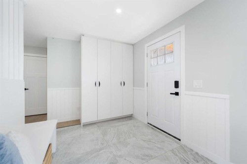 328 Cantrell Place Sw, Calgary, AB - Indoor Photo Showing Other Room