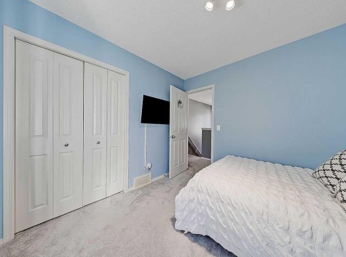 788 New Brighton Drive Se, Calgary, AB - Indoor Photo Showing Bedroom