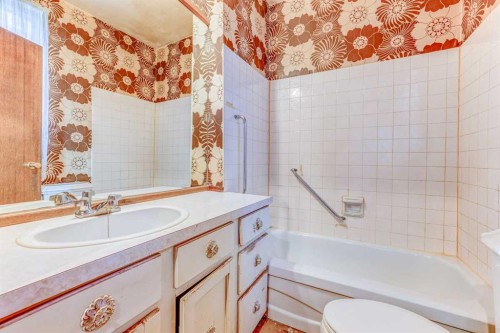 1016 8 Avenue Se, Calgary, AB - Indoor Photo Showing Bathroom