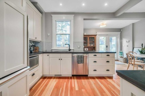 2123 16 Street Sw, Calgary, AB - Indoor Photo Showing Kitchen