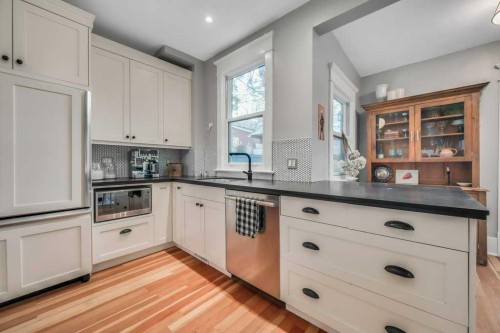 2123 16 Street Sw, Calgary, AB - Indoor Photo Showing Kitchen