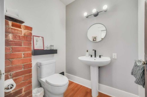 2123 16 Street Sw, Calgary, AB - Indoor Photo Showing Bathroom