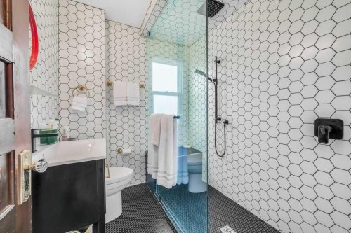 2123 16 Street Sw, Calgary, AB - Indoor Photo Showing Bathroom