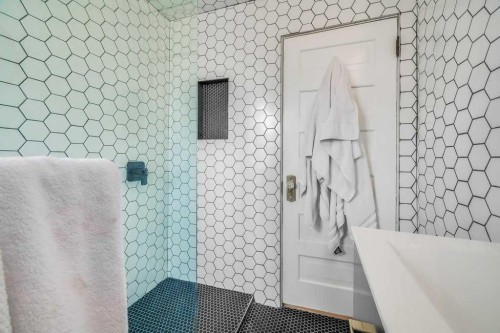2123 16 Street Sw, Calgary, AB - Indoor Photo Showing Bathroom