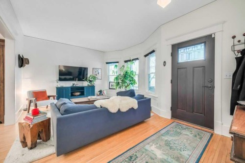 2123 16 Street Sw, Calgary, AB - Indoor Photo Showing Living Room