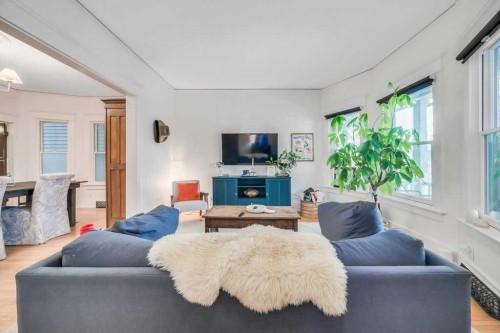 2123 16 Street Sw, Calgary, AB - Indoor Photo Showing Living Room