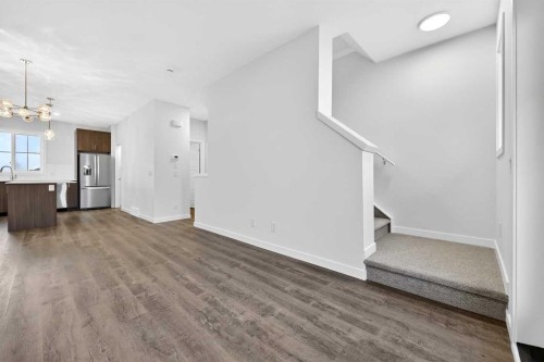 92 Creekside Drive Sw, Calgary, AB - Indoor Photo Showing Kitchen