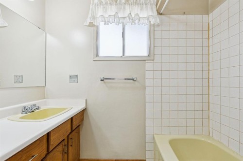 4104 13 Avenue Ne, Calgary, AB - Indoor Photo Showing Bathroom