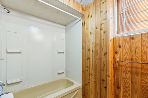 4104 13 Avenue Ne, Calgary, AB - Indoor Photo Showing Bathroom
